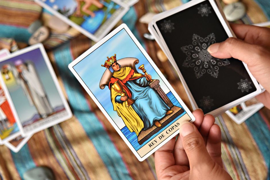 What happens in a tarot or intuitive reading?